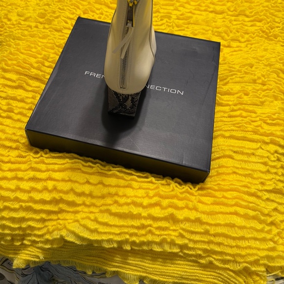 French Connection Ivory Booties, gorgeous snakeskin print on heel, NIB $128 MSRP - Picture 3 of 7